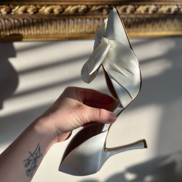 Elegant Jewel Badgley Mischka White Bow Bridal Pumps - Picture 5 of 15